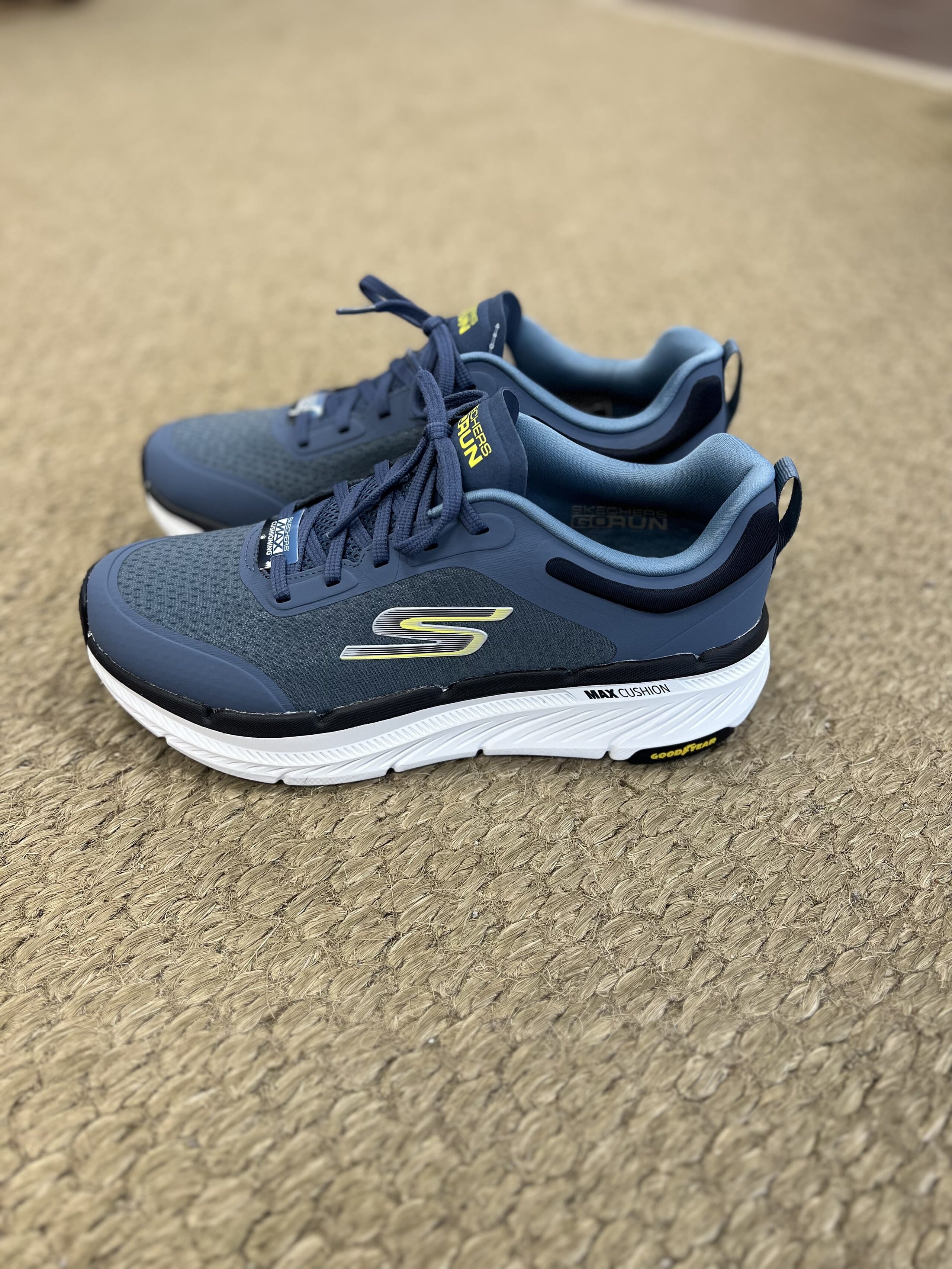 skechers max cushioning herre