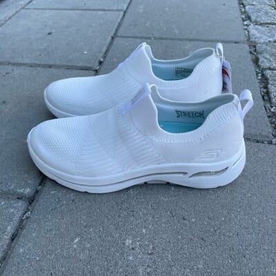 124409/WHT Skechers_Go-Walk_ArchFit_White.jpeg